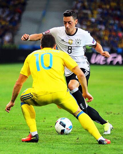 Mesut Özil Note 4: Schwieriges Spiel für den Arsenal-Profi gegen die tief stehenden Ukrainer. Fand seine Rolle nicht so recht zwischen den Linien, ein paar griffige Aktionen waren dennoch dabei. Hat Steigerungspotenzial &ndash; das denkt man jedoch immer.