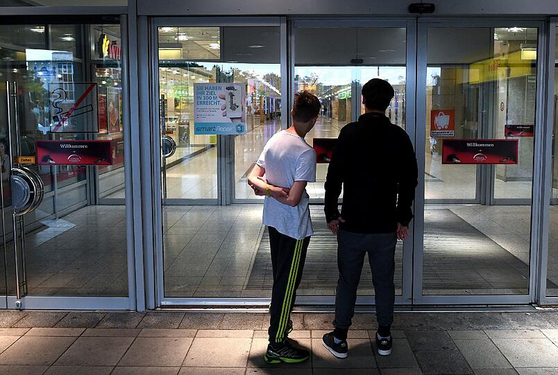 Auch am Tag nach dem Amoklauf des 18-Jährigen bleibt das OEZ geschlossen.