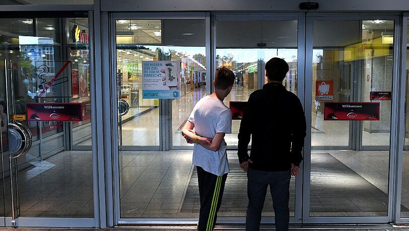 Auch am Tag nach dem Amoklauf des 18-Jährigen bleibt das OEZ geschlossen. Auch am Tag nach dem Amoklauf des 18-Jährigen bleibt das OEZ geschlossen.
