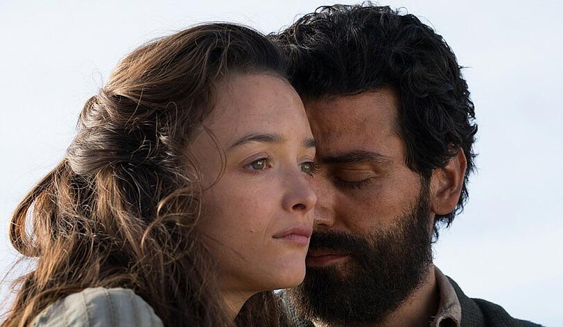 Der armenischen Apotheker Mikael (Oscar Isaac) und die armenisch-stämmige Ana (Charlotte Le Bon) verlieben sich ineinander.