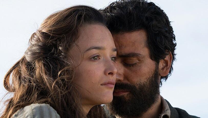 Der armenischen Apotheker Mikael (Oscar Isaac) und die armenisch-stämmige Ana (Charlotte Le Bon) verlieben sich ineinander.