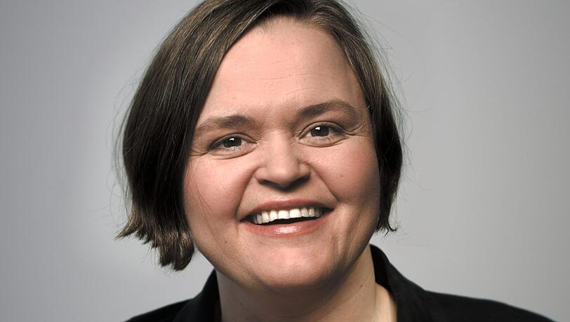 Sanne Kurz, geboren 1974 in Ludwigshafen, studierte ab 1995 an der Hochschule für Fernsehen und Film Dokumentarfilm, Kamera und Bildgestaltung und lehrte dort später auch selbst. Sie wurde 2018 in den Landtag gewählt. Sanne Kurz, geboren 1974 in Ludwigshafen, studierte ab 1995 an der Hochschule für Fernsehen und Film Dokumentarfilm, Kamera und Bildgestaltung und lehrte dort später auch selbst. Sie wurde 2018 in den Landtag gewählt.