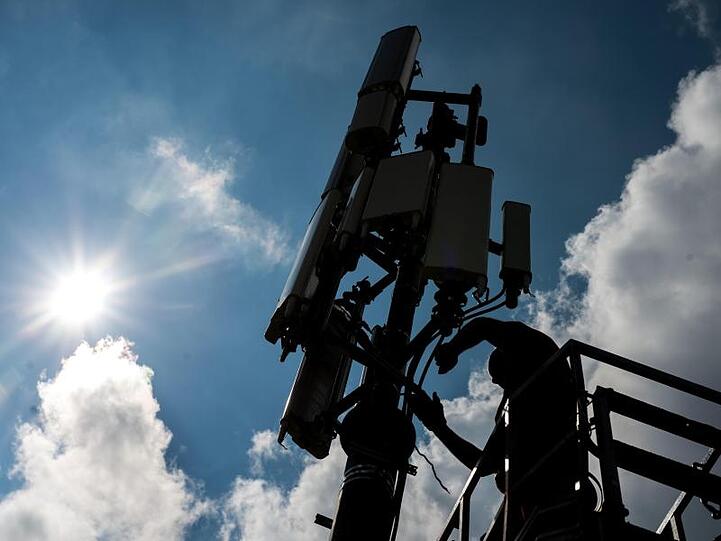 Bis Ende 2024 soll an allen Bundes- und Landstraßen sowie an Zugstrecken, Häfen und den wichtigsten Wasserstraßen schnelles mobiles Internet verfügbar sein.