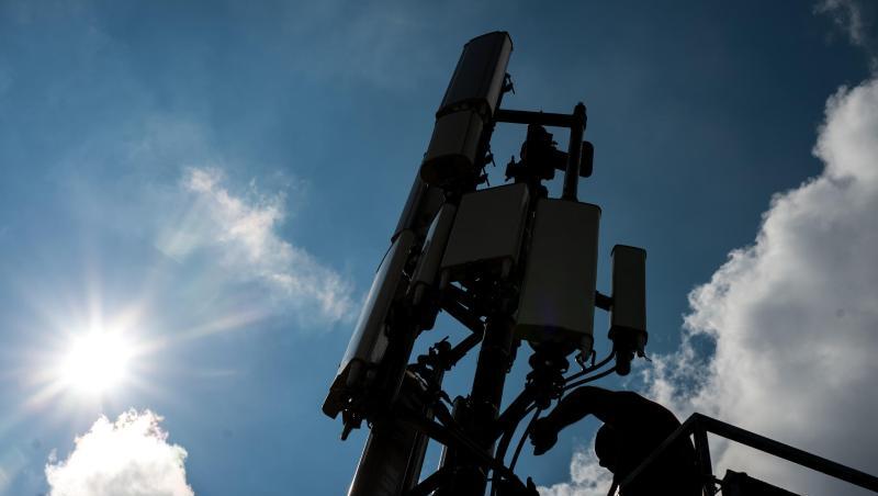 Bis Ende 2024 soll an allen Bundes- und Landstraßen sowie an Zugstrecken, Häfen und den wichtigsten Wasserstraßen schnelles mobiles Internet verfügbar sein. Bis Ende 2024 soll an allen Bundes- und Landstraßen sowie an Zugstrecken, Häfen und den wichtigsten Wasserstraßen schnelles mobiles Internet verfügbar sein.