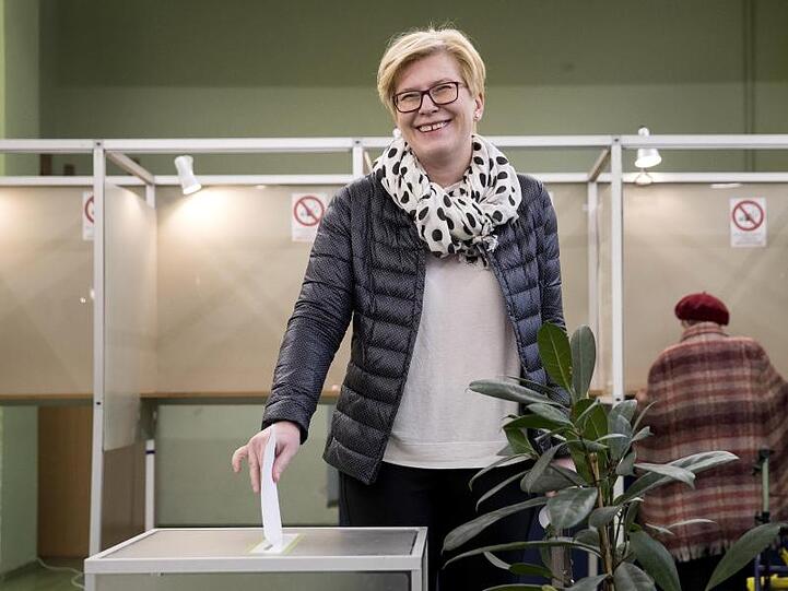 Präsidentschaftskandidatin Ingrida Simonyte gibt in Vilnius ihre Stimme ab.