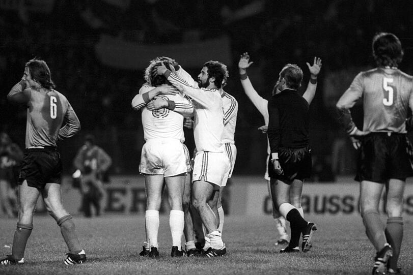 Europacup-Triumph 1976: Müller (r.) feiert mit den Bayern.