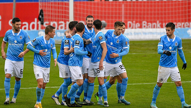 Der TSV 1860 schlägt Waldhof Mannheim deutlich.