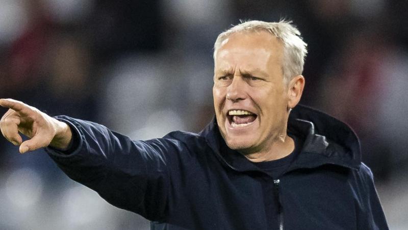 Freiburgs Trainer Christian Streich gestikuliert.