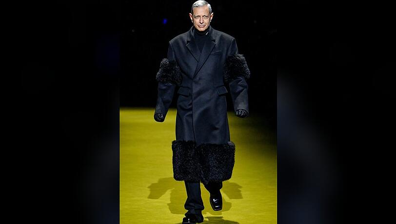 Jeff Goldblum stellt in Mailand seine Model-Fähigkeiten unter Beweis.