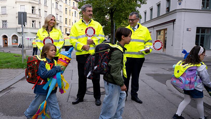 Als Schulweghelfer auf der Straße: Kultusministerin Anna Stolz (Freie Wähler), Ministerpräsident Markus Söder und Staatskanzleiminister Florian Herrmann (beide CSU). Als Schulweghelfer auf der Straße: Kultusministerin Anna Stolz (Freie Wähler), Ministerpräsident Markus Söder und Staatskanzleiminister Florian Herrmann (beide CSU).