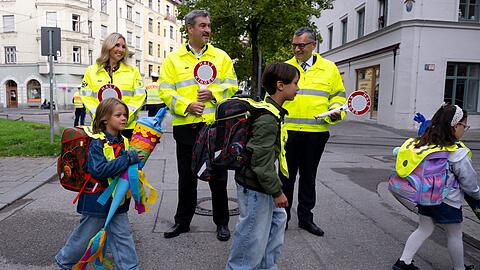 Als Schulweghelfer auf der Straße: Kultusministerin Anna Stolz (Freie Wähler), Ministerpräsident Markus Söder und Staatskanzleiminister Florian Herrmann (beide CSU).