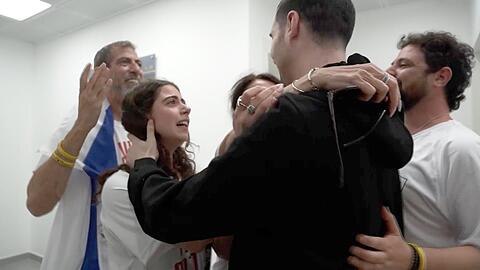 Videos der israelischen Armee zeigen emotionale Szenen nach der Rückkehr der Geiseln.