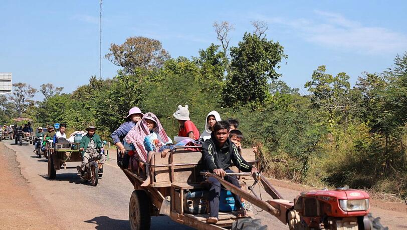 Vor der neuerlichen Gewalteskalation fliehen die Anwohner im Grenzgebiet von Thailand und Kambodscha – mitunter auch auf Traktoren. Vor der neuerlichen Gewalteskalation fliehen die Anwohner im Grenzgebiet von Thailand und Kambodscha – mitunter auch auf Traktoren.