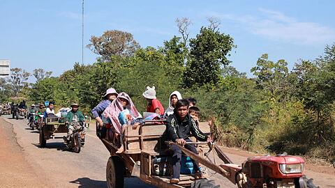 Vor der neuerlichen Gewalteskalation fliehen die Anwohner im Grenzgebiet von Thailand und Kambodscha – mitunter auch auf Traktoren. Vor der neuerlichen Gewalteskalation fliehen die Anwohner im Grenzgebiet von Thailand und Kambodscha – mitunter auch auf Traktoren.