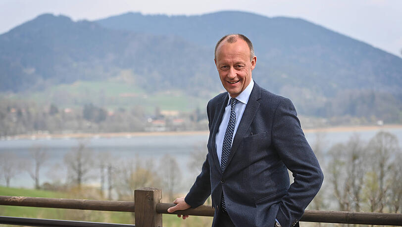 Bundeskanzler Friedrich Merz posiert vor dem Tegernsee. Er wird als Stargast beim Ludwig-Erhard-Gipfel erwartet.