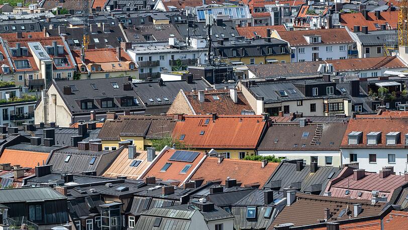 D&auml;cher in M&uuml;nchen. Die Immobilienums&auml;tze in Bayern sind 2025 kr&auml;ftig gewachsen. (Symbolbild)