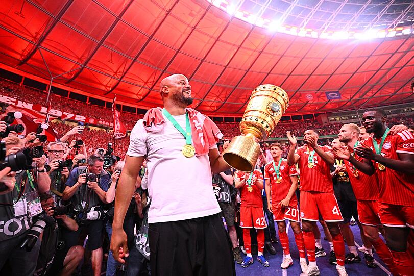 Macher des Double: Bayern-Coach Vincent Kompany mit dem Pokal. Macher des Double: Bayern-Coach Vincent Kompany mit dem Pokal.