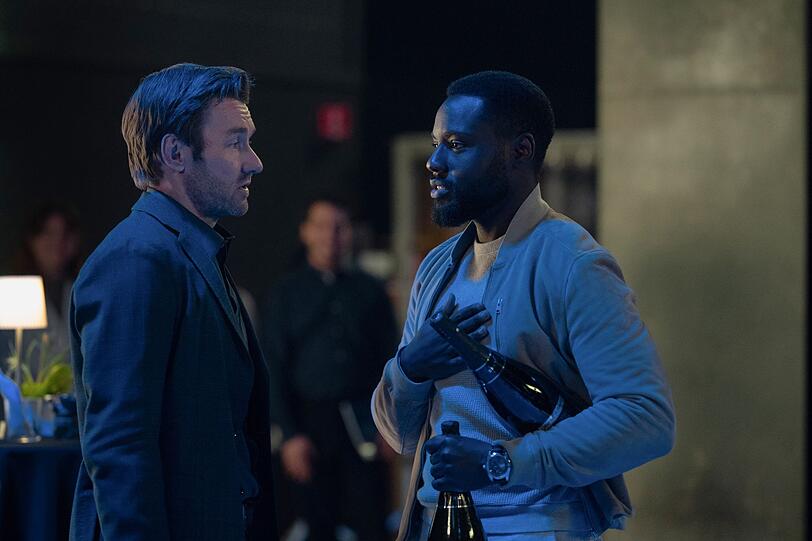 Jason Dessen (Joel Edgerton) hat es geschafft und die Türen zum Multiversum aufgestoßen: Für seinen Boss und Geldgeber Leighton Dayo Okeniyi) ist das ein Grund zum Feiern. Jason Dessen (Joel Edgerton) hat es geschafft und die Türen zum Multiversum aufgestoßen: Für seinen Boss und Geldgeber Leighton Dayo Okeniyi) ist das ein Grund zum Feiern.
