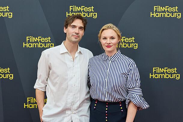 Aron Lehmann, Regisseur, und Rosalie Thomass, Drehbuchautorin und Schauspielerin, bei der Premiere ihres Films "L&uuml;gen &uuml;ber meine Mutter" beim  34. Filmfest Hamburg vor dem CinemaxX Dammtor
