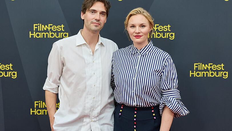 Aron Lehmann, Regisseur, und Rosalie Thomass, Drehbuchautorin und Schauspielerin, bei der Premiere ihres Films "Lügen über meine Mutter" beim 34. Filmfest Hamburg vor dem CinemaxX Dammtor Aron Lehmann, Regisseur, und Rosalie Thomass, Drehbuchautorin und Schauspielerin, bei der Premiere ihres Films "Lügen über meine Mutter" beim 34. Filmfest Hamburg vor dem CinemaxX Dammtor