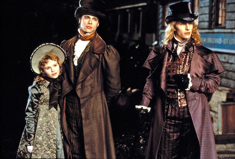 Trio infernale: Vampir Lestat (Tom Cruise, rechts) und seine Schüler Louis (Brad Pitt) und Claudia (Kirsten Dunst) sind permanent auf Beutezug. Trio infernale: Vampir Lestat (Tom Cruise, rechts) und seine Schüler Louis (Brad Pitt) und Claudia (Kirsten Dunst) sind permanent auf Beutezug.