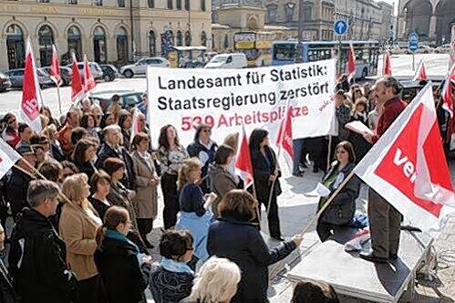 Protest gegen die Zwangsumsiedelung: Statistik-Mitarbeiter demonstrieren am Odeonsplatz.