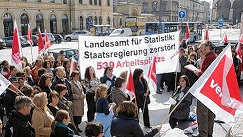 Protest gegen die Zwangsumsiedelung: Statistik-Mitarbeiter demonstrieren am Odeonsplatz. Protest gegen die Zwangsumsiedelung: Statistik-Mitarbeiter demonstrieren am Odeonsplatz.