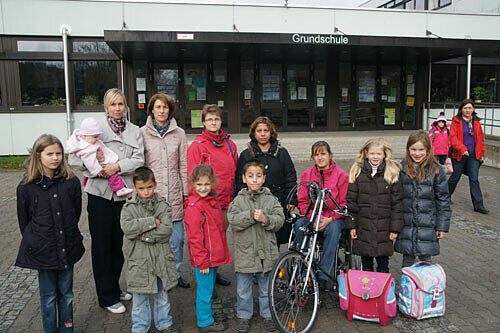 Verzweifelter Protest: Bettina Endriss (3. von rechts) und die Elternbeiratsvorsitzende Gabi Helfrich (2. von links, hintere Reihe) wollen, dass die Schüler regelmäßigen Unterricht haben.