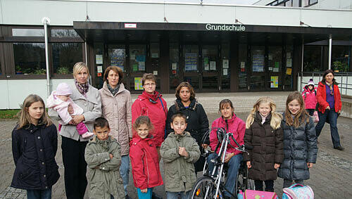 Verzweifelter Protest: Bettina Endriss (3. von rechts) und die Elternbeiratsvorsitzende Gabi Helfrich (2. von links, hintere Reihe) wollen, dass die Schüler regelmäßigen Unterricht haben. Verzweifelter Protest: Bettina Endriss (3. von rechts) und die Elternbeiratsvorsitzende Gabi Helfrich (2. von links, hintere Reihe) wollen, dass die Schüler regelmäßigen Unterricht haben.
