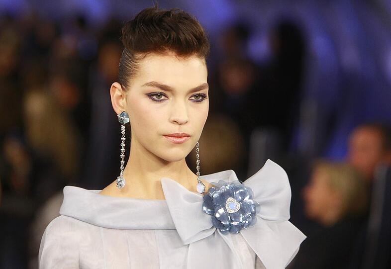 Lagerfeld präsentiert die hohe Schneiderkunst: Haute Couture in Paris. Die Bilder