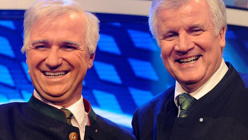 Der bayerische Ministerpraesident Horst Seehofer (CSU, M.) und sein Double, der Kabarettist Wolfgang Krebs (l.) Der bayerische Ministerpraesident Horst Seehofer (CSU, M.) und sein Double, der Kabarettist Wolfgang Krebs (l.)