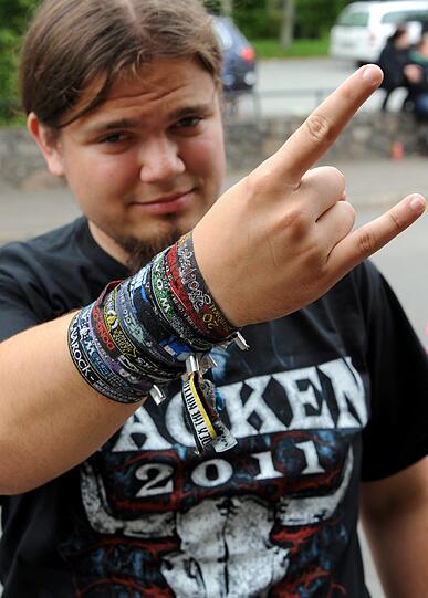 Und die Metal-Fans grüßen erfreut zurück.