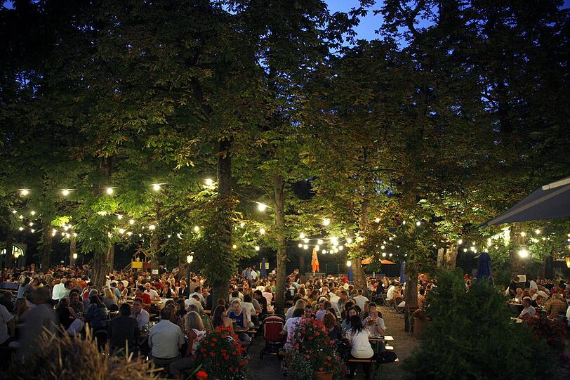Grün trifft Blau: der Biergarten vom Hofbräukeller.