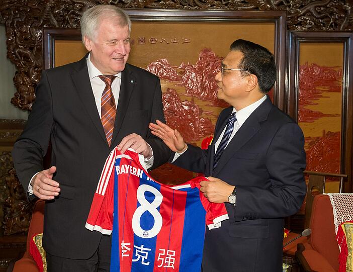 Horst Seehofer machte während seines Besuchs in China Werbung für den FC Bayern München und überreichte dem chinesischen Premierminister, Keqiang Li, nach einem gemeinsamen Gespräch ein Bayern-Trikot. Auf dem Trikot ist die Rückennummer 8 und der Name "Keqiang Li" in chinesischen Schriftzeichen gedruckt. Die Nummer Acht steht für eine langes Leben in China. Die Bilder
