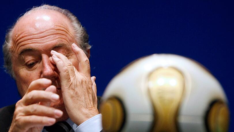 Am Ende wurde der Druck doch zu groß: Am Dienstag verkündete Sepp Blatter seinen Rücktritt als FIFA-Boss. Am Ende wurde der Druck doch zu groß: Am Dienstag verkündete Sepp Blatter seinen Rücktritt als FIFA-Boss.