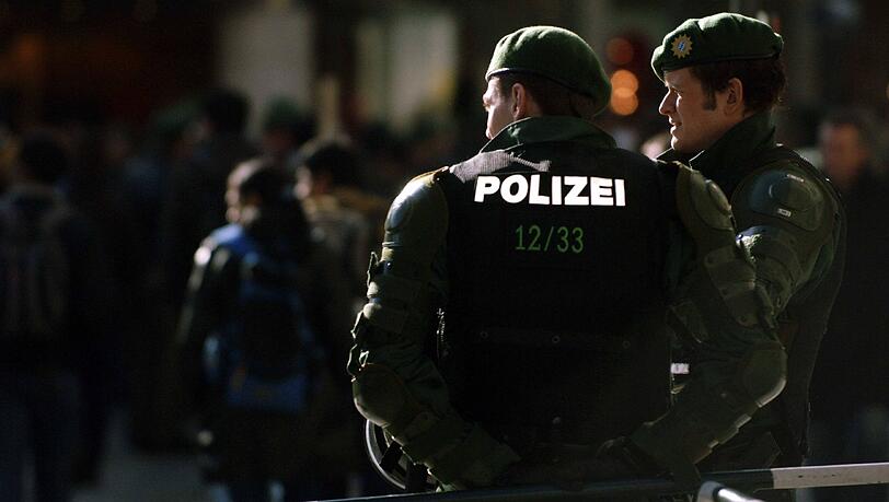 Bei der Polizei arbeiten, eine anstrengende Aufgabe, nur vom Geld her reicht’s oft trotzdem nicht. Bei der Polizei arbeiten, eine anstrengende Aufgabe, nur vom Geld her reicht’s oft trotzdem nicht.