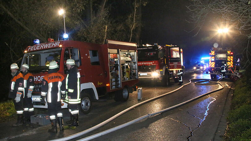 Das Sägewerk brannte komplett ab, verletzt wurde niemand, die Brandursache ist allerdings noch unklar. Die Bilder vom Feuerwehreinsatz in Dorfen.
