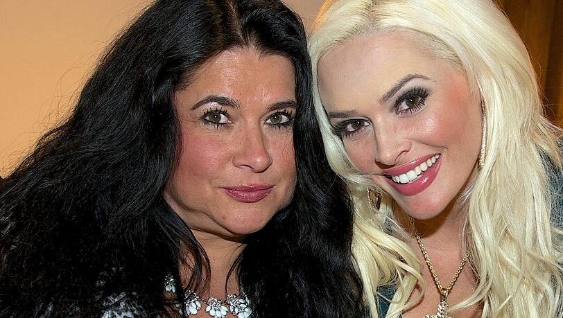 Daniela Katzenberger machte mit der Unterwäsche ihrer Mutter Iris Klein Geschäfte. Daniela Katzenberger machte mit der Unterwäsche ihrer Mutter Iris Klein Geschäfte.