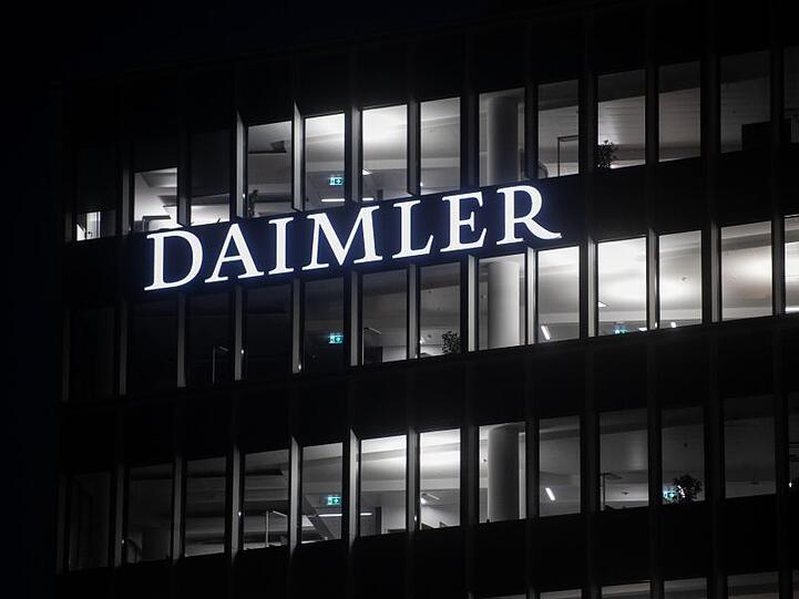 Die Fenster an der Konzernzentrale der Daimler AG in Untertürkheim sind beleuchtet.