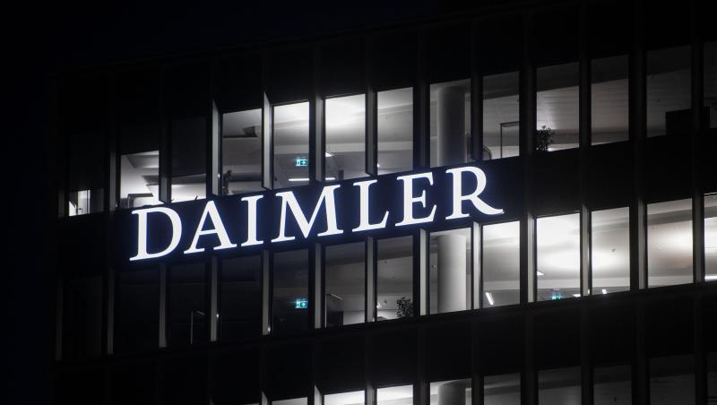 Die Fenster an der Konzernzentrale der Daimler AG in Untertürkheim sind beleuchtet. Die Fenster an der Konzernzentrale der Daimler AG in Untertürkheim sind beleuchtet.