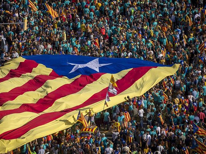 Machtvoller Protest: Anhänger der katalanischen Unabhängigkeitsbewegung während einer Demonstration in Barcelona.