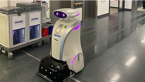 Der Roboter hört auf den Namen "Franzi" und kann auch den ein oder anderen Witz erzählen.