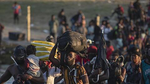 Die Menschen versuchen nach Ciudad Acuna, Mexiko, zurückzukehren und der Abschiebung aus den USA zu entgehen.