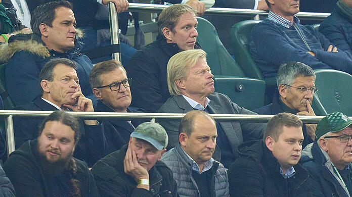 Sichtlich bedient: Die Führungsriege des FC Bayern um Andreas Jung, Jan-Christian Dreesen, Oliver Kahn und Herbert Hainer (v.l.) auf der Tribüne des Borussia-Parks.