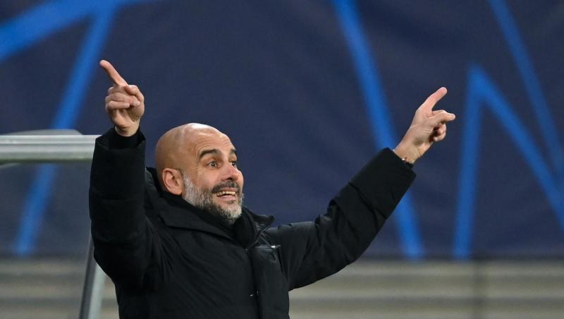 Manchesters Trainer Pep Guardiola gibt gestenreich Anweisungen. Manchesters Trainer Pep Guardiola gibt gestenreich Anweisungen.