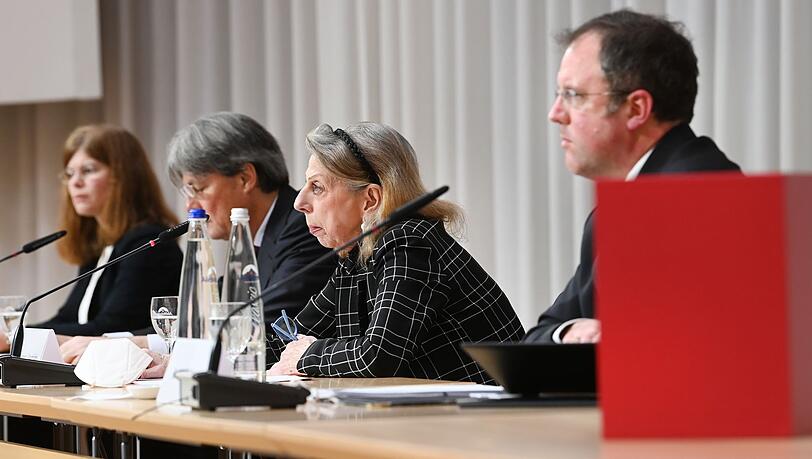 Barbara Leyendecker (l-r), Ulrich Wastl, Marion Westpfahl und Martin Pusch von der Münchner Anwaltskanzlei Westpfahl Spilker Wastl bei der Vorstellung des Gutachtens zu Fällen von sexuellem Missbrauch im katholischen Erzbistum München und Freising.