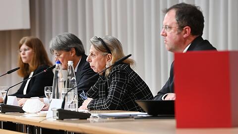 Barbara Leyendecker (l-r), Ulrich Wastl, Marion Westpfahl und Martin Pusch von der Münchner Anwaltskanzlei Westpfahl Spilker Wastl bei der Vorstellung des Gutachtens zu Fällen von sexuellem Missbrauch im katholischen Erzbistum München und Freising.