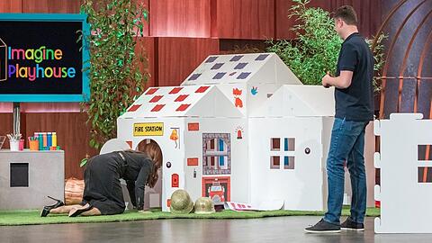 Judith Williams probiert das Spielhaus für Kinder aus.