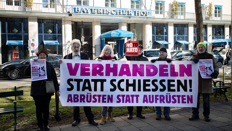 Aktivist*innen vom Bündnis gegen die NATO-Sicherheitskonferenz demonstrierten am 15.2.2023 in München mit einer kleinen Fotoaktion vor dem Tagungsort Bayerischer Hof der Münchner Sicherheitskonferenz. Aktivist*innen vom Bündnis gegen die NATO-Sicherheitskonferenz demonstrierten am 15.2.2023 in München mit einer kleinen Fotoaktion vor dem Tagungsort Bayerischer Hof der Münchner Sicherheitskonferenz.