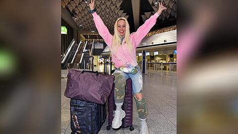Cora Schumacher vor dem Abflug am Frankfurter Flughafen.
